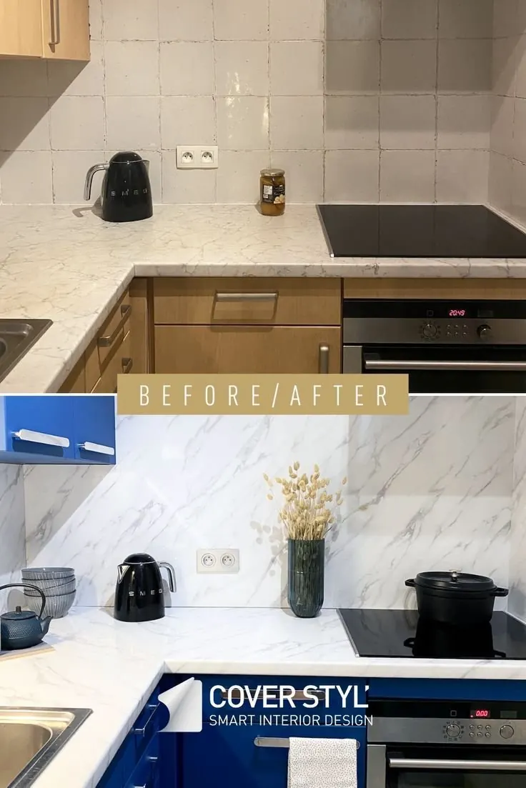 Cuisine aux façades bois passées en bleu roi avec crédence effet marbre, avant et après