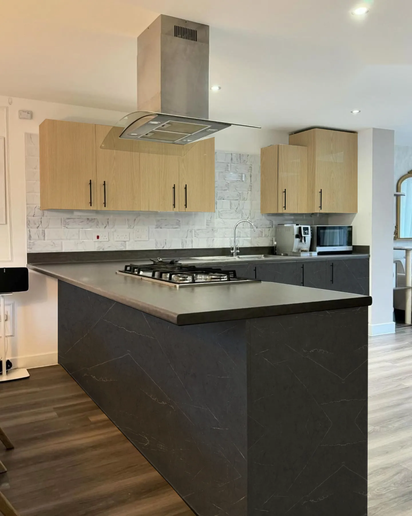Simulation d'une cuisine avec façades effet chêne en haut et marbre noir en bas